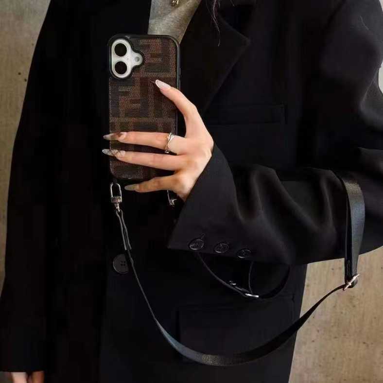 高級感が漂うFendi iPhone 17レザーケース